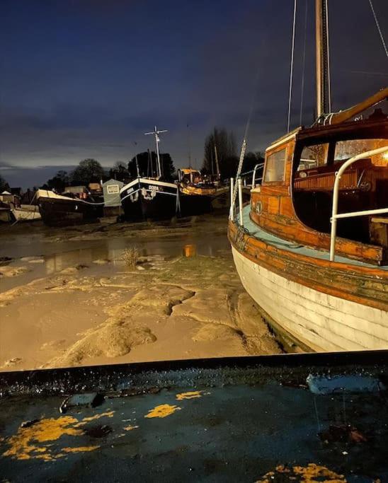 Toosey Lass - St Osyth Creek Saint Osyth エクステリア 写真